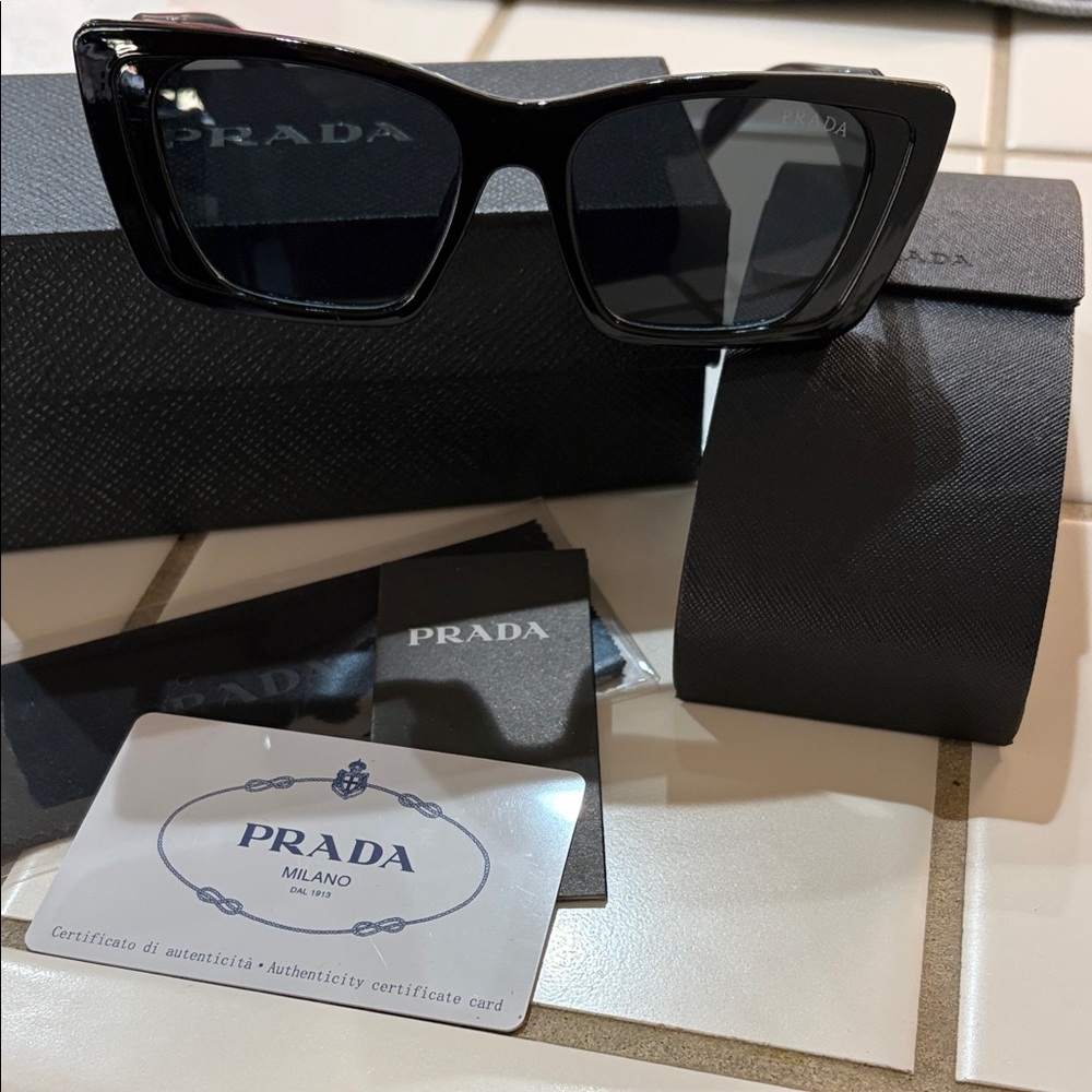 Prada Elegant Black Eyewear